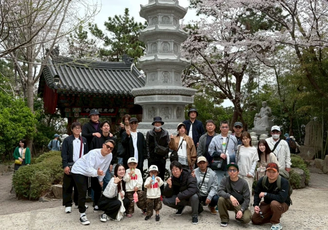 社員旅行で訪れた寺院での集合写真