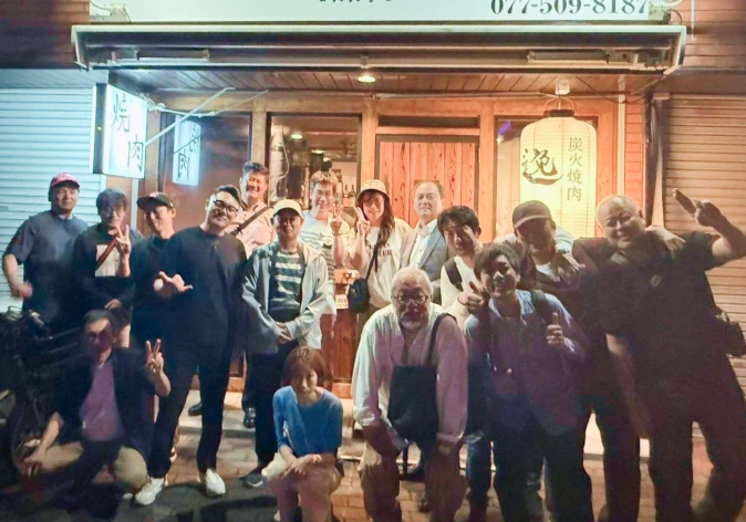 社員旅行で食事を楽しむ社員の集合写真