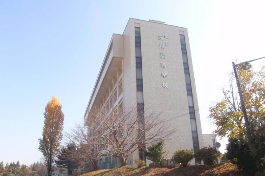 玉川高校本館棟の外観